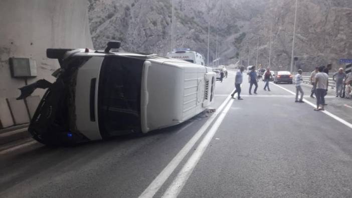 Artvin'de minibüs devrildi: 11 yaralı