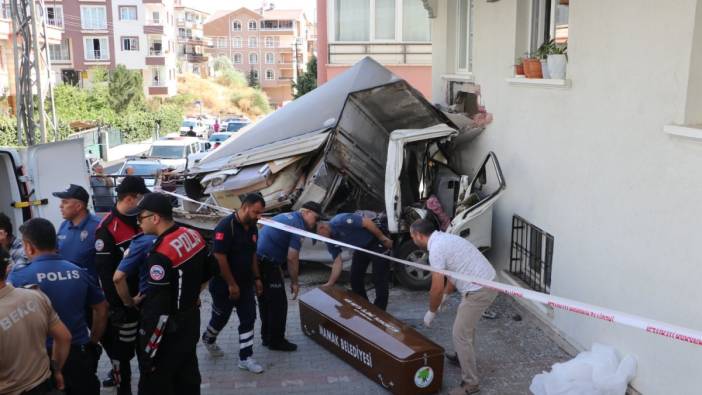 Apartmanın duvarına çarpan kamyonetin sürücüsü öldü