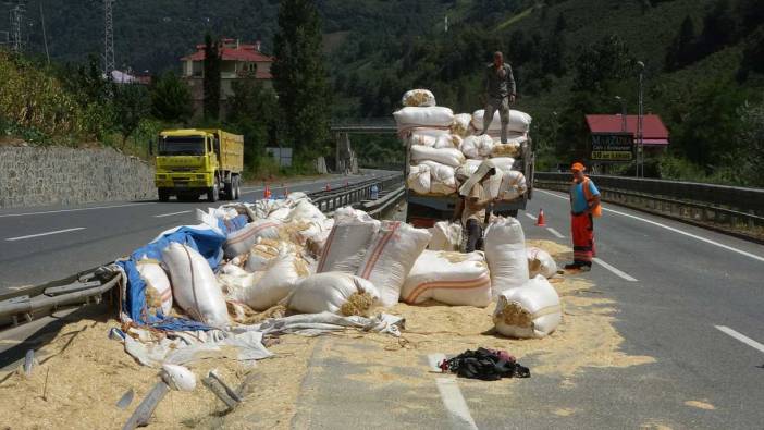 Trabzon'da Saman yüklü kamyon yola devrildi: 1 yaralı