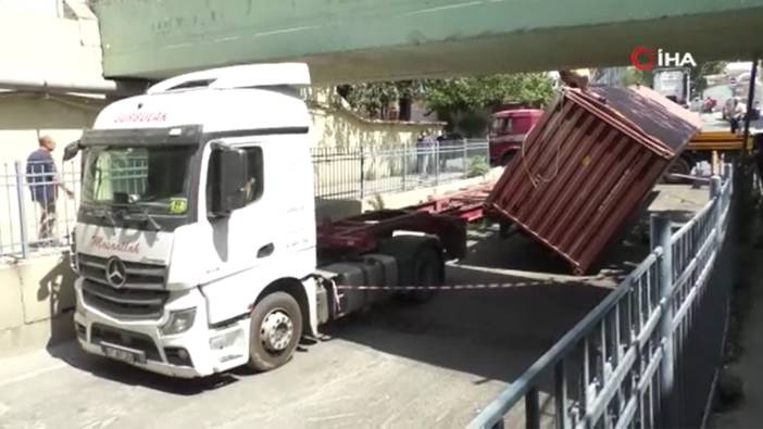 Tabelayı görmeyen tır şoförü alt geçide çarptı