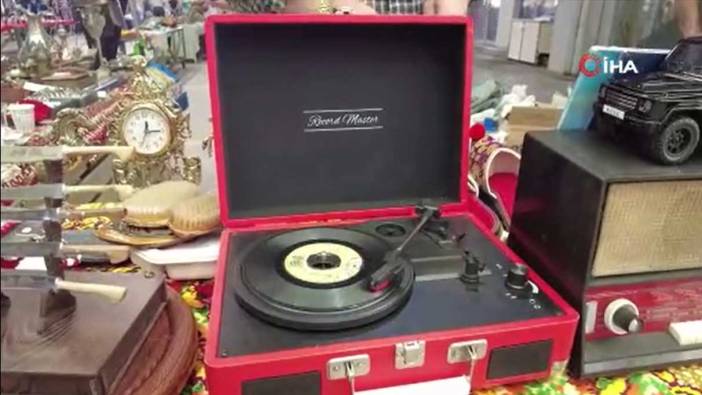 Aliağa'daki antika pazarı vatandaşları geçmişe götürüyor