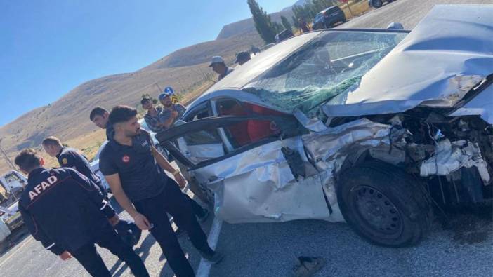 Bayburt'ta otomobil ile çekici çarpıştı: 3 yaralı