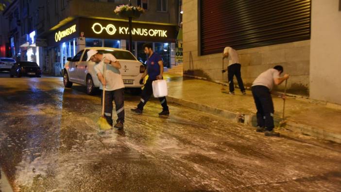 Bilecik’te cadde ve sokakları yıkadı, çöp konteynerlerini dezenfekte etti