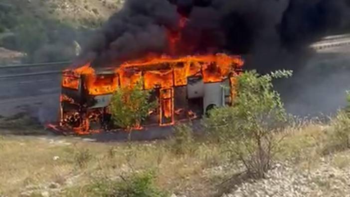 Erzurum'da seyir halindeki otobüs alev alev yandı