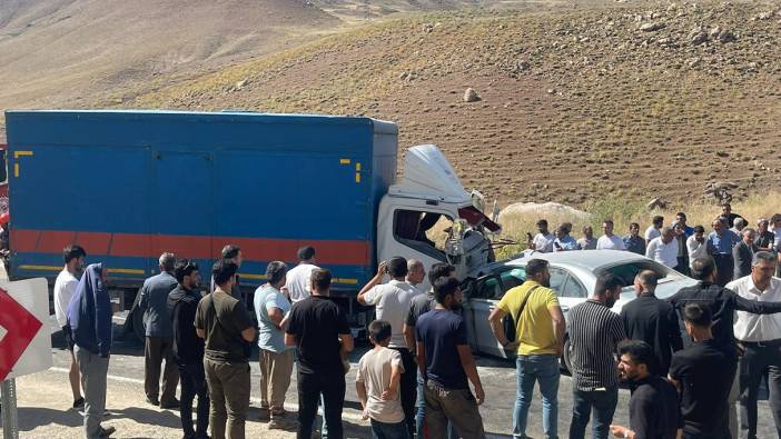 Hakkaride otomobille kamyonet kafa kafaya çarpıştı: 2 ölü, 2 yaralı