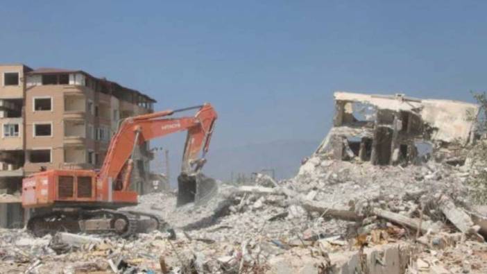 Hatay'da ağır hasarlı binaların yıkımı sürüyor