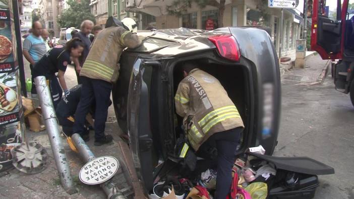 Kadıköy'de iki araç kafa kafaya çarpıştı