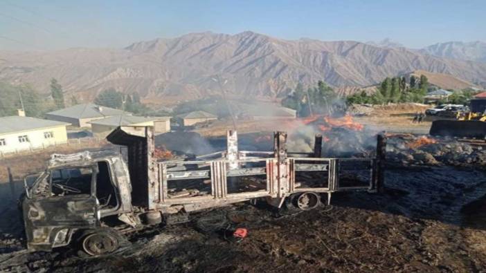 Hakkari'de çıkan yangında 1 kamyonet ile 600 balya ot yandı