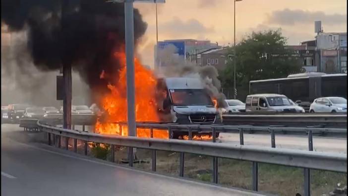 Şişli'de servis minibüsü alev alev yandı