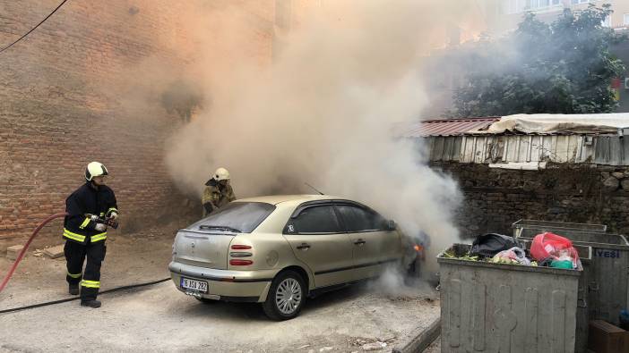 Bursa'da park halindeki otomobil alev aldı