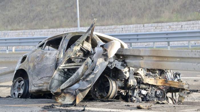 Kocaeli'de otomobil bariyere saplandı:2 ölü, 1 yaralı