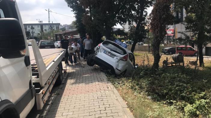 Aşırı hız yapan araç, sürücü kursu aracına çarptı