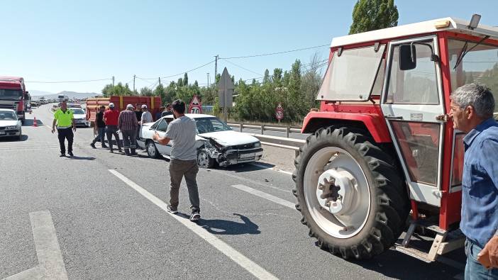 Otomobil ile traktörün çarpışması sonucu 3 kişi yaralandı.