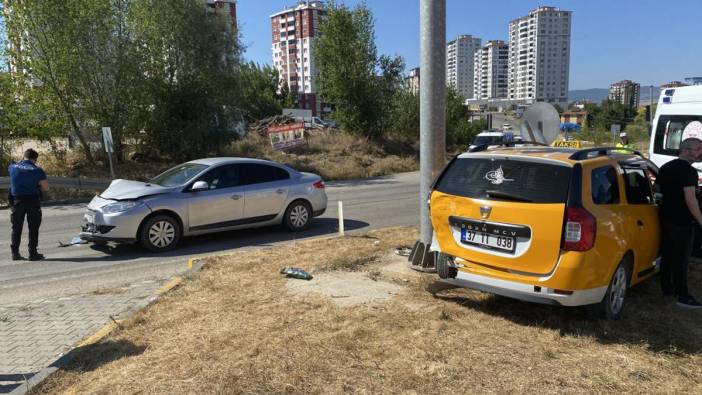 Kastamonu'da taksi ile otomobil çarpıştı: 3 yaralı