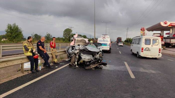 Bursa'da otomobil sürücüsü tıra böyle çarptı: 1 kişi öldü, 3 kişi yaralandı