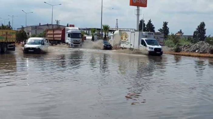 Hatay’da yine aynı manzara! Yağış sonrası yollar göle döndü