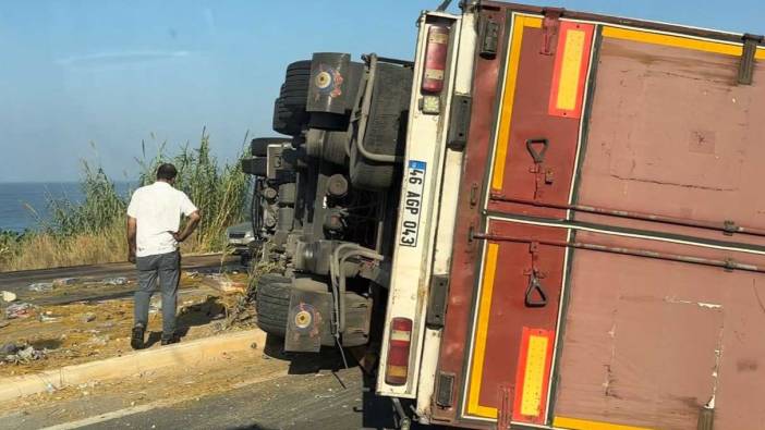 Antalya'da makarna yüklü tır devrildi! 2 yaralı