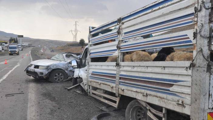 Kaza yapan sürücüyü kurtarmaya çalıştılar: Ezilmekten son anda kurtuldular