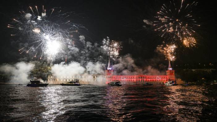 İstanbul'da tarihi Haydarpaşa Gar'ında ''Zafer Bayramı'' ışıklandırması