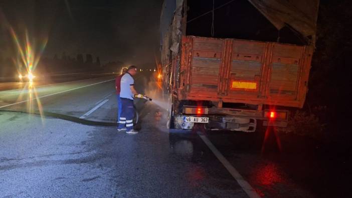 Seyir halindeki kamyonun lastikleri alev aldı