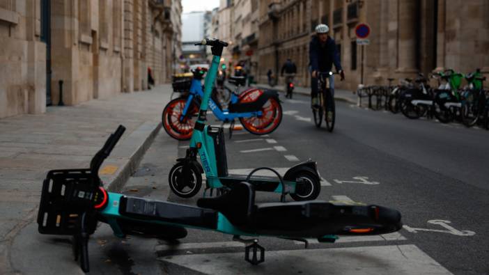 Paris sokaklarında scooterlar kaldırıldı