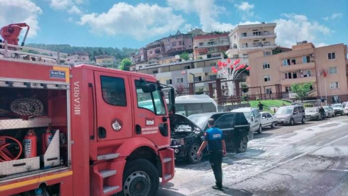 Hatay’da araçta çıkan yangını itfaiye söndürdü