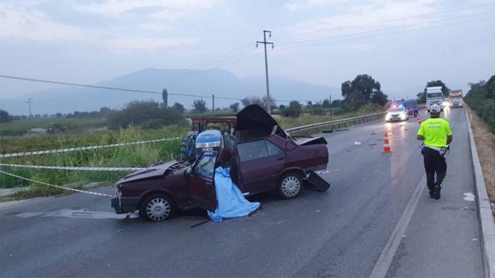 Traktör römorkuna çarpan araç hurdaya döndü: 1 ölü