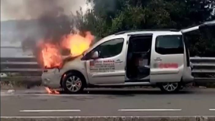 Kocaeli'nde seyir halindeki hafif ticari araç alev aldı