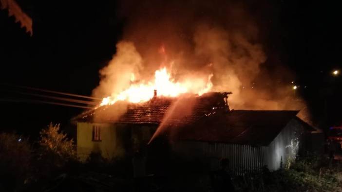 Kastamonu'da ahşap ev küle döndü