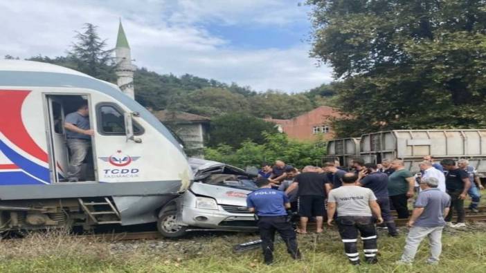 Yolcu treni hemzemin geçitte araçla çarpıştı!