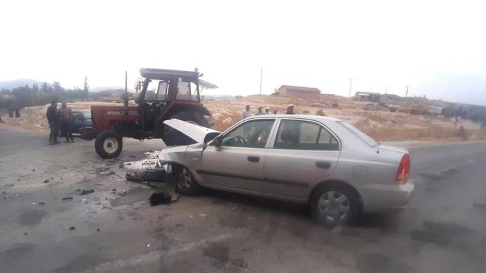 Kütahya'da otomobille traktör çarpıştı: 3 yaralı