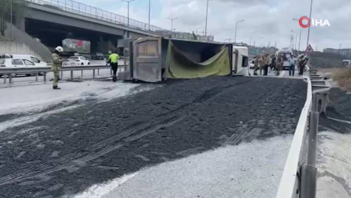 TEM Otoyolu'nda çakıl yüklü hafriyat kamyonu devrildi