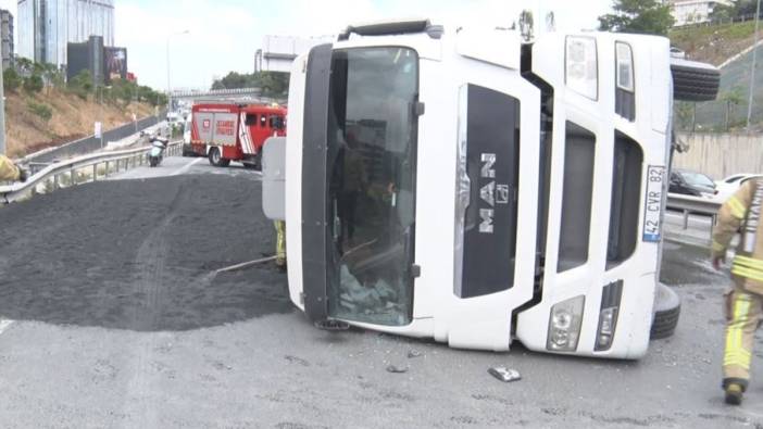 TEM Otoyolu’nda sapağı kaçıran hafriyat kamyonu devrildi