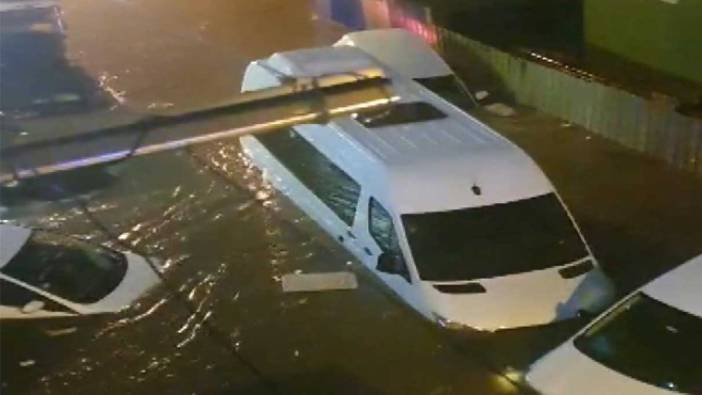 Küçükçekmece'de sokaktaki araçlar sel sularında böyle sürüklendi