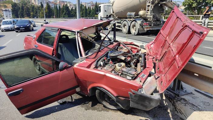 Kuşadası’nda ehliyetsiz sürücü otomobiliyle bariyerlere çarptı: 2 yaralı