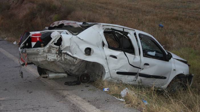 Taklalar atarak parçalanan otomobilde 3 kişi yaralandı