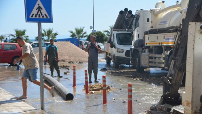 İnşaat kepçesi operatörü ana su borusunu patlattı, caddeyi su bastı