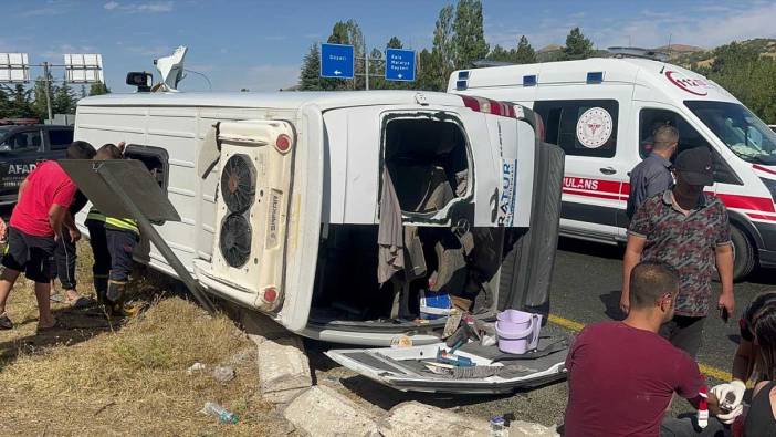 Elazığ’da tur minibüsü otobüse çarptı! 18 yaralı