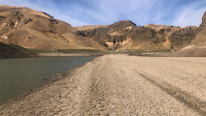 Kars’ta baraj suyu 20 metre çekildi