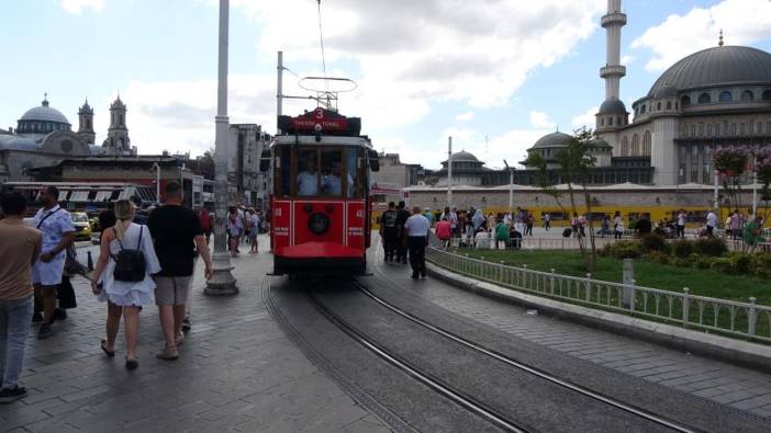 Taksim'in simgesi nostaljik tramvaylarda şarkılarla zaman yolculuğu