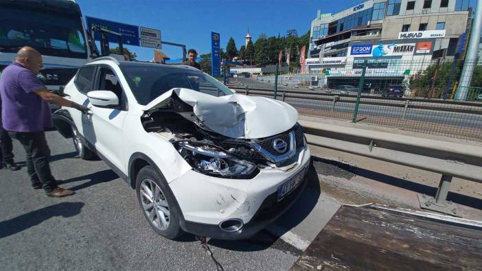 Sürücü fenalaştı: Kontrolden çıkan tır otomobile ve kamyonete çarptı