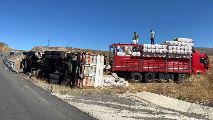 Bingöl'de saman yüklü kamyon devrildi