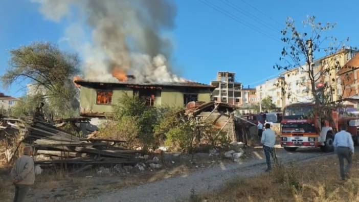 Kastamonu'da korkutan yangın: Ahşap ev küle döndü