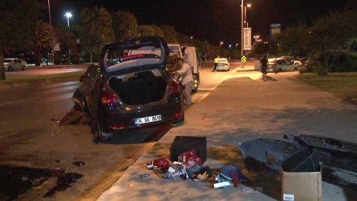 Kartal'da hız yapan araç ağaca çarptı: 3 yaralı