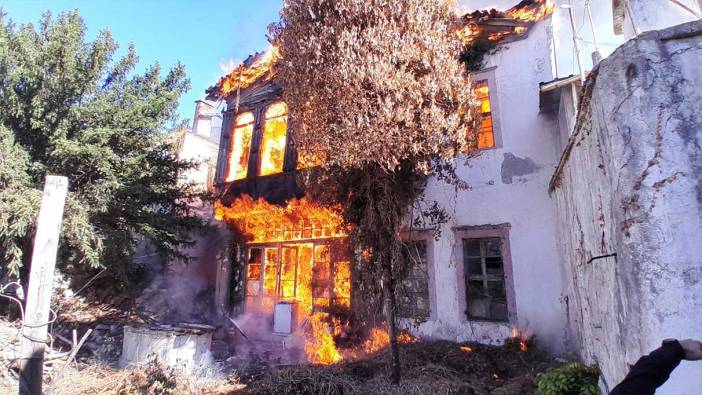 Muğla'da İki katlı ahşap ev kül oldu