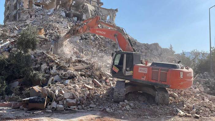 Hatay'da kontrollü yıkımı sürüyor