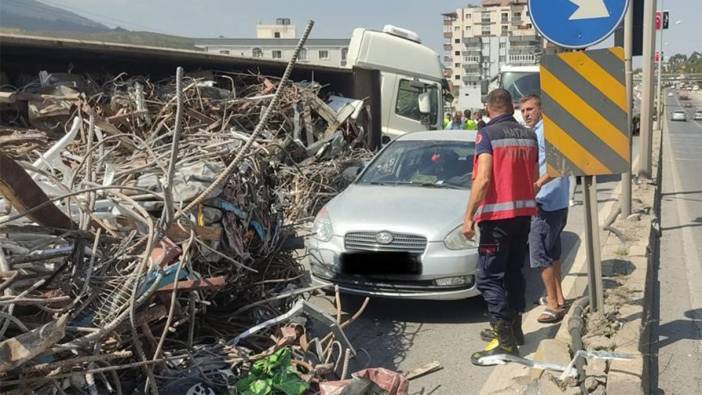 Hatay'da enkazdan çıkan demirleri taşıyan tır devrildi, 4 araç zarar gördü