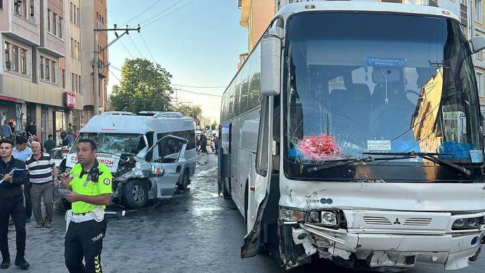 Kütahya'da freni boşalan otobüs 4 araca çarptı: 3 yaralı