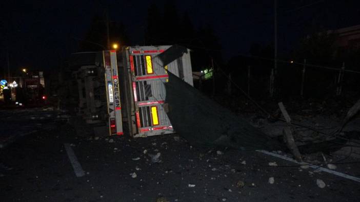 Burdur'da pancar yüklü TIR devrildi