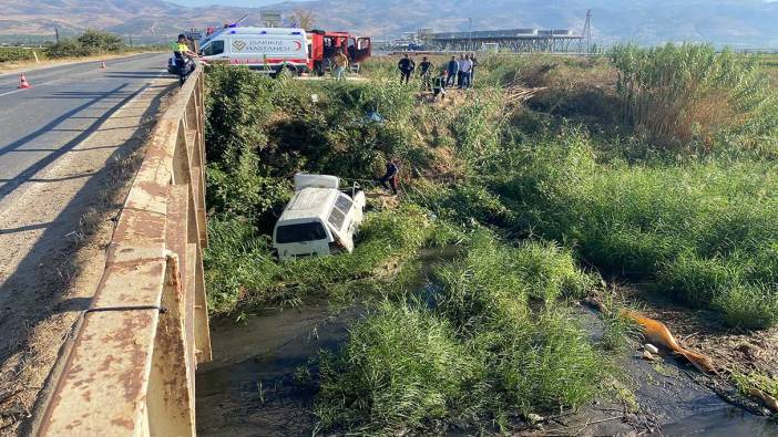 Manisa'da minibüs dereye uçtu: Sürücü ağır yaralı